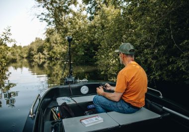 La Conie en Barque : Une Immersion au Fil de l’Eau